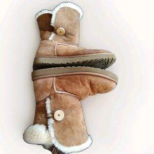 UGG Australia Women's Classic Bailey Button Boots Chestnut Suede Sheepskin Lined